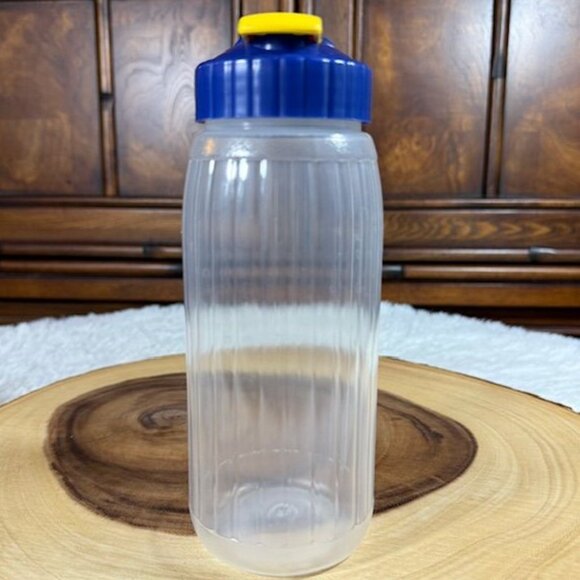 Vintage Set of 2 Rubbermaid 1qt Red Measuring + 1.25pt Blue Flip Top Bottles - Picture 9 of 12